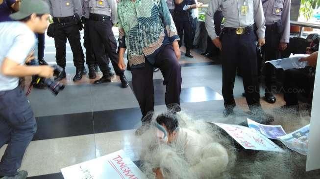 Pengacara Warga Luar Batang Ngamuk di Depan Gedung KPK