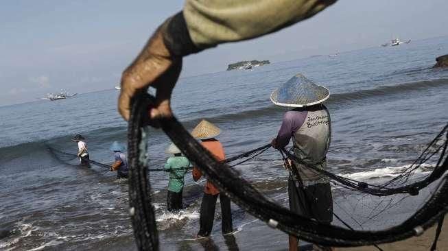 Merupakan salah satu tradisi turun temurun nenek moyang nelayan pesisir yang masih dipertahankan.  