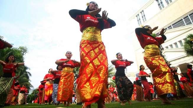 Peserta mengikuti flashmob 1000 penari tradisonal Tari Pendet Bali dalam rangkaian HUT ke 236 Museum Nasional, Jakarta, Sabtu (23/4).