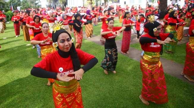 Peserta mengikuti flashmob 1000 penari tradisonal Tari Pendet Bali dalam rangkaian HUT ke 236 Museum Nasional, Jakarta, Sabtu (23/4).