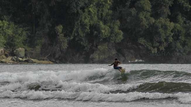 Pantai Air Manis yang bertopografi landai dan memiliki pergerakan ombak yang cukup lama.