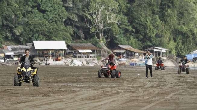 Berselancar di Pantai Air Manis