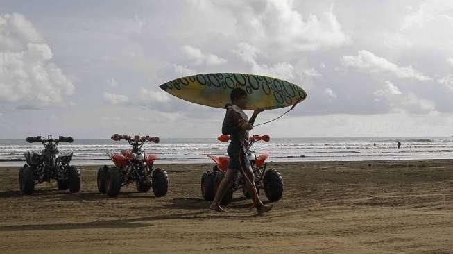 Berselancar di Pantai Air Manis