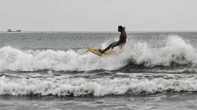 Berselancar di Pantai Air Manis