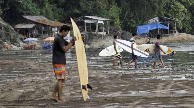 Berselancar di Pantai Air Manis