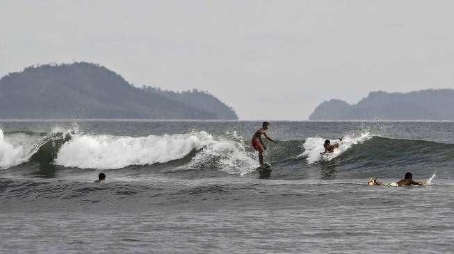 Berselancar di Pantai Air Manis