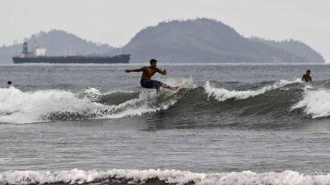 Berselancar di Pantai Air Manis