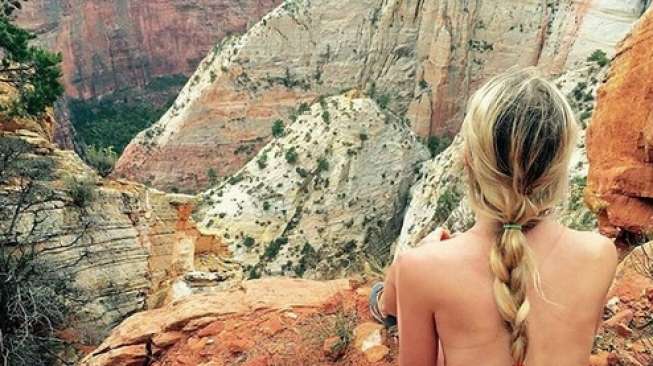 Akun Instagram Khusus untuk Traveler yang Senang Pose Telanjang