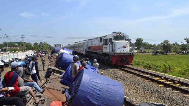 Kereta Api Barang Terguling