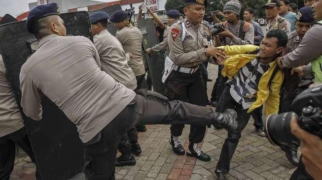 Aksi Ricuh Tolak WTPM