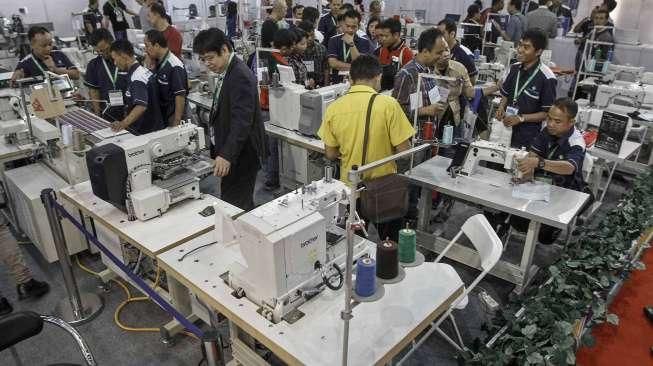 Suasana pameran tekstil yang bertajuk Indo Intertex 2016 di JIExpo Kemayoran, Jakarta, Rabu (27/4/2016). [Suara.com/Kurniawan Mas'ud]