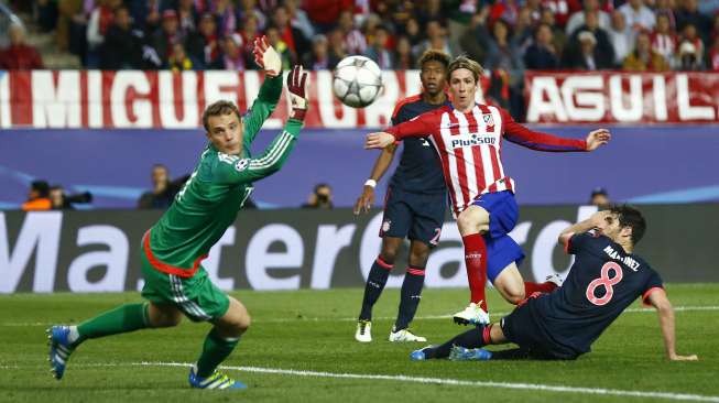 Atletico Madrid v Bayern Munich - UEFA Champions League Semi Final First Leg - Vicente Calderon Stadium - 27/4/16 Atletico Madrid's Fernando Torres hits the post Reuters / Michael Dalder