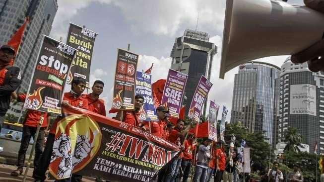 Komite Persiapan Konfederasi Persatuan Buruh Indonesia (KP-KPBI) melakukan aksi unjuk rasa di kawasan Bundaran Patung Kuda, Jakarta, Kamis (28/4/2016). [Suara.com/Kurniawan Mas'ud]