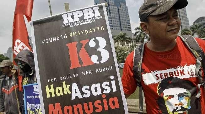 Komite Persiapan Konfederasi Persatuan Buruh Indonesia (KP-KPBI) melakukan aksi unjuk rasa di kawasan Bundaran Patung Kuda, Jakarta, Kamis (28/4/2016). [Suara.com/Kurniawan Mas'ud]