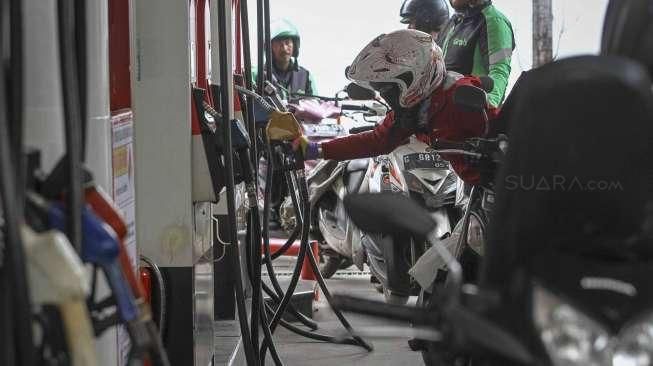 Sejumlah pengendara tampak melakukan pengisian bahan bakar minyak (BBM) di SPBU Cikini, Jakarta, Kamis (28/4/2016). [Suara.com/Kurniawan Mas'ud]