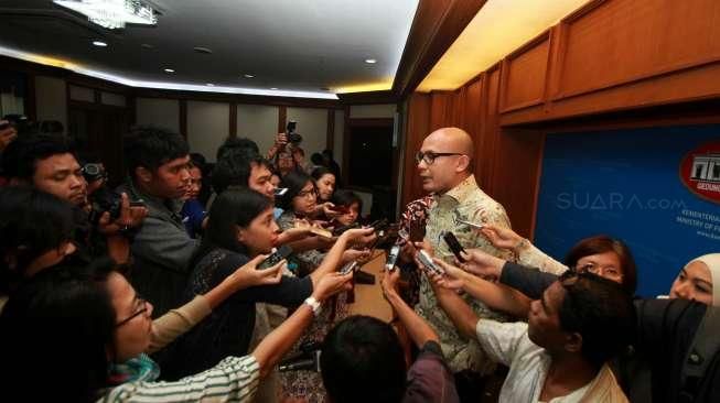 Juru Bicara Kementerian Luar Negeri (Kemenlu) Arrmanatha Nasir memberikan paparan kepada wartawan saat Press Briefing di Jakarta, Kamis (28/4/2016). [Suara.com/Oke Atmaja]