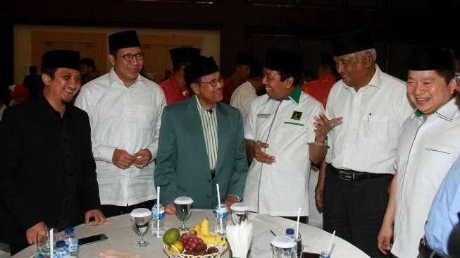 Mantan Presiden RI BJ Habibie tampak hadir bersama Lukman Hakim Saefuddin dan Taufiequrachman Ruki, dalam acara silaturahmi dan ta'aruf pengurus DPP PPP di Jakarta, Kamis (28/4/2016). [Suara.com/Oke Atmaja]