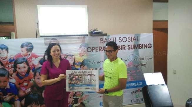 Datangi Bakti Sosial, Sandiaga Lelang Jaket dan Medali Marathon