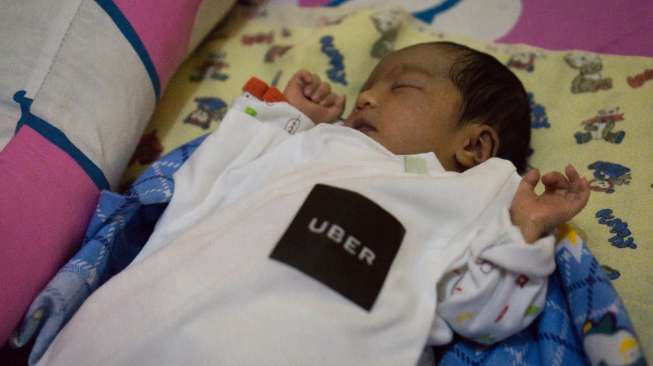 Bayi Lahir Selamat Dalam Mobil Uber di Bandung