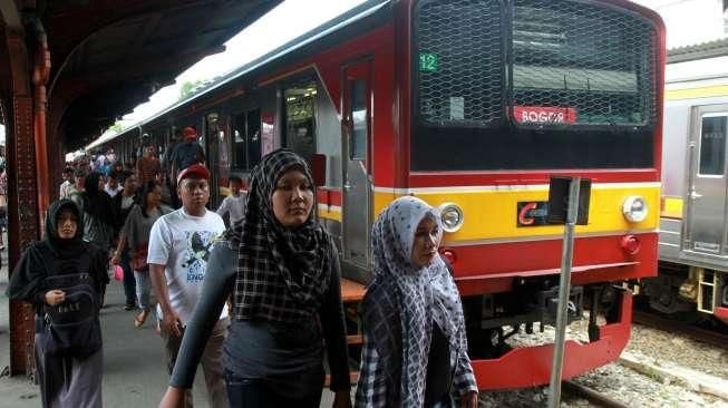 Wanita Diancam usai Tegur Pria Duduk di Lantai KRL, Petugas Malah Abai