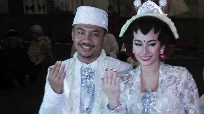 Ratu Felisha dan Ari Pujianto resmi menikah di Masjid Raya Pondok Indah, Jakarta Selatan., Minggu (30/4).