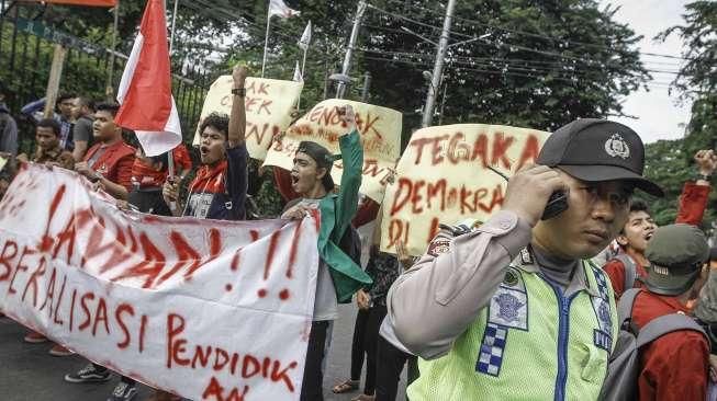 Mereka menuntut untuk melawan Liberalisasi Pendidikan, Wujudkan Pendidikan murah dan berkualitas.  