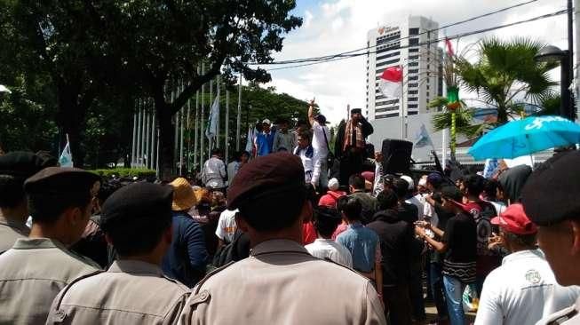 Ratusan Warga Demo di Balai Kota Ingin Lengserkan Ahok