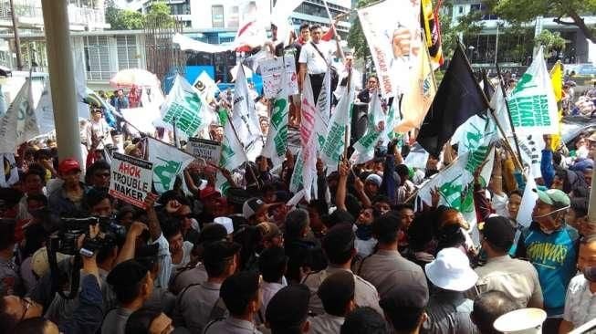 Demo Sambil Tutup Jalan, Massa Anti Ahok Tuding KPK Pengkhianat