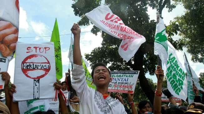 Sebagai bentuk protes atas rencana penggusuran yang hendak dilakukan Pemprov DKI.