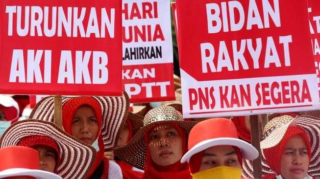 Mendesak Menteri Kesehatan untuk segera mengangkat para Bidan PTT menjadi PNS.