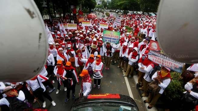 Bidan PTT Tuntut Jadi PNS