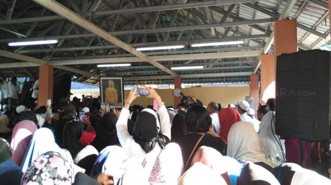 Ribuan Pelayat Menangis di Pemakaman Tuty Alawiyah