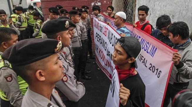Kegiatan tersebut dianggap menyebarkan paham/ajaran komunisme.