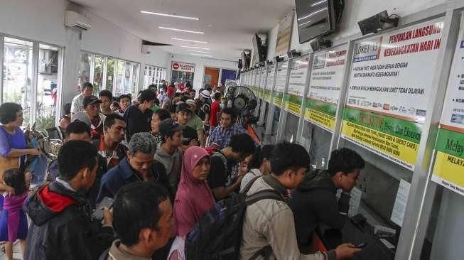 Penumpang Padati Stasiun Senen