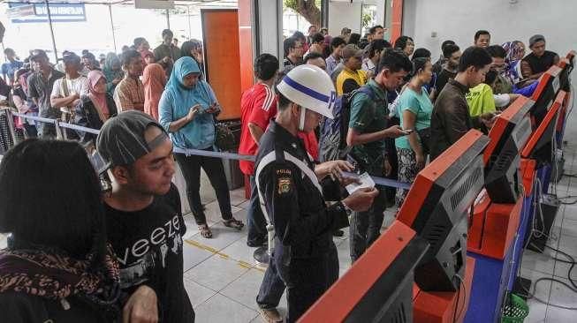 Penumpang Padati Stasiun Senen