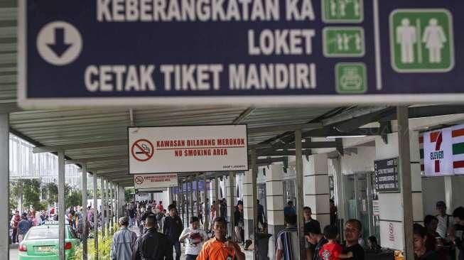 Penumpang Padati Stasiun Senen