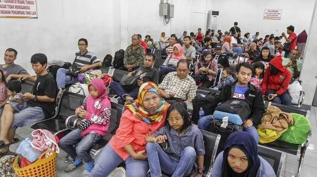 Penumpang Padati Stasiun Senen