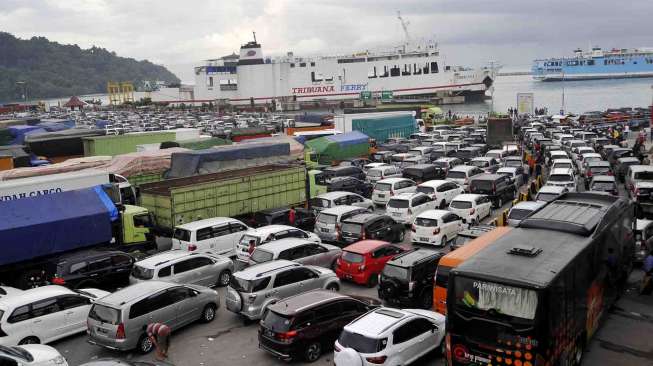 Kendaraan Pribadi Masih Padati Merak