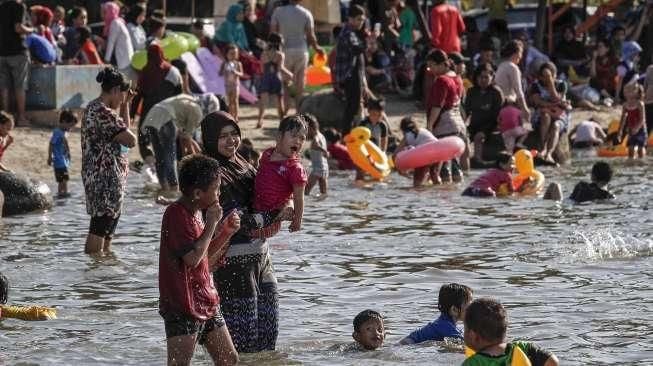 Ancol Diserbu Pengunjung