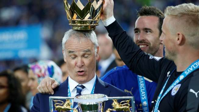 Angkat Trofi Juara Liga Inggris, Ranieri Akui Sulit Jaga Emosi