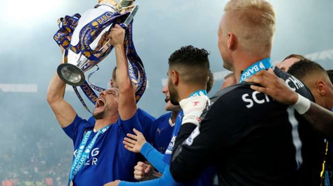 Leicester City mengangkat trofi Liga Inggris. [Reuters / Andrew Boyers/ 8 Mei 2016]