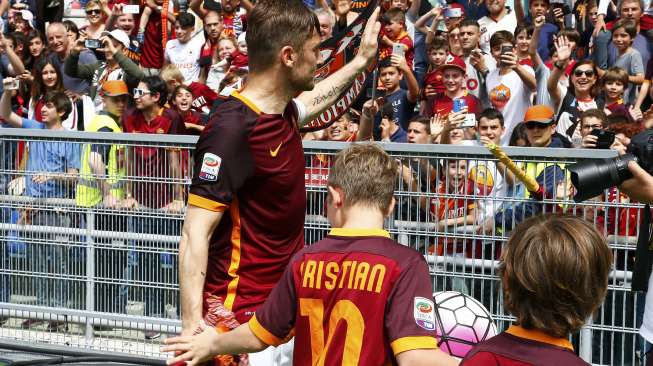 Mainkan Laga ke-600 Bersama Roma, Totti Disambut dengan Emosional