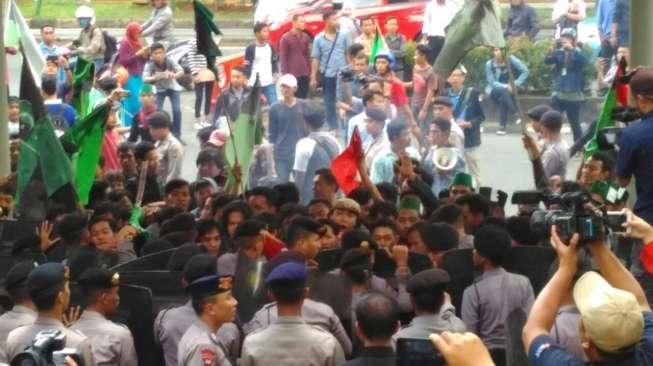 Massa HMI Ngamuk di Depan KPK, Sejumlah Polisi Kepalanya Bocor