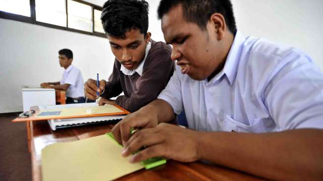 Siswa tuna netra mengikuti Ujian Nasional (UN) tingkat SMP di SLBA Yapti Makassar, Sulawesi Selatan, Senin (9/5).