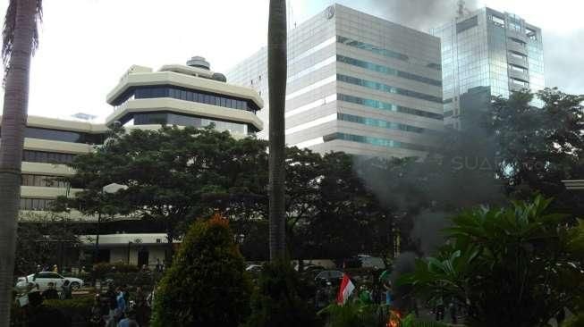 Massa HMI Bakar Ban-ban Bekas, Asap Kepung Gedung KPK