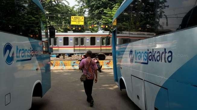 Melayani penumpang yang hendak menuju daerah Kuningan dan Kampung Melayu.