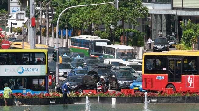 Sejumlah mobil terjebak macet di Bunderan Hotel Indonesia macet, Jakarta, Rabu (11/5). Macet tersebut dikarenakan adanya aksi demonstrasi di depan kedutaan besar Jepang. [Oke Atmaja]