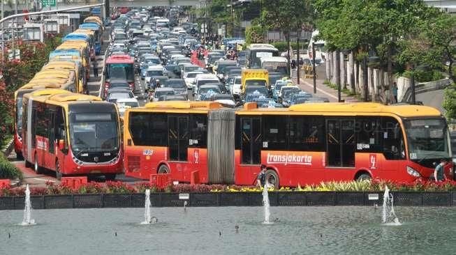 Sejumlah mobil terjebak macet di Bunderan Hotel Indonesia macet, Jakarta, Rabu (11/5). Macet tersebut dikarenakan adanya aksi demonstrasi di depan kedutaan besar Jepang. [Oke Atmaja]