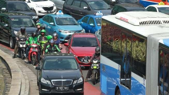 Sejumlah mobil terjebak macet di Bunderan Hotel Indonesia macet, Jakarta, Rabu (11/5). Macet tersebut dikarenakan adanya aksi demonstrasi di depan kedutaan besar Jepang. [Oke Atmaja]