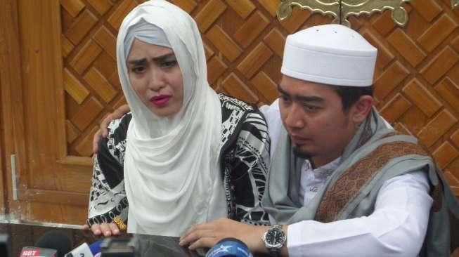 Beredar Foto Ustadz Solmed Video Call dengan Perempuan Cantik - 1